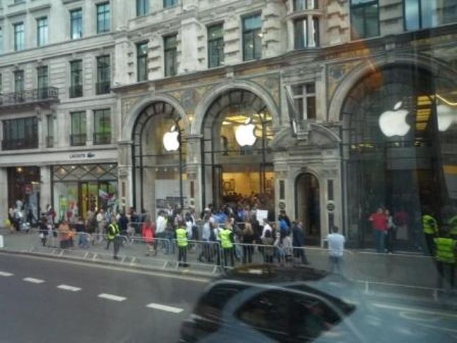 ここのアップルストアも大混雑。