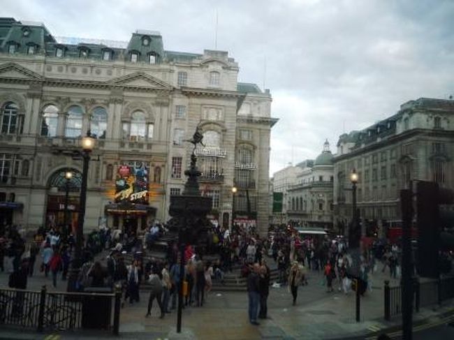 ピカデリーサーカス。<br /><br />金曜の夕方だけあって、すっごい人。