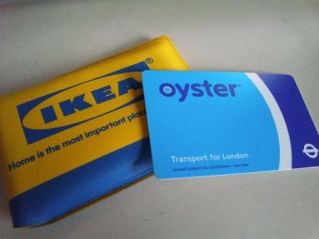 ロンドン市内の移動は地下鉄やバス。<br />運賃形態が複雑で、曜日や時間、ゾーンによって運賃が変動するんだって。<br />しかも、めちゃ高い・・・<br />ちょい寄りの私達とっては、ちんぷんかんぷん（涙）<br /><br />そんな私達のつよーい味方！オイスターカード！<br />ＳｕｉｃａやＰａｓｍｏの様にチャージして使います。<br />ビジターでもＯＫ！しかも、割引アリ。<br />ソウルのＴ−ｍｏｎｅｙと全くおんなじ。<br />日本も割引制度あればいいのになー。