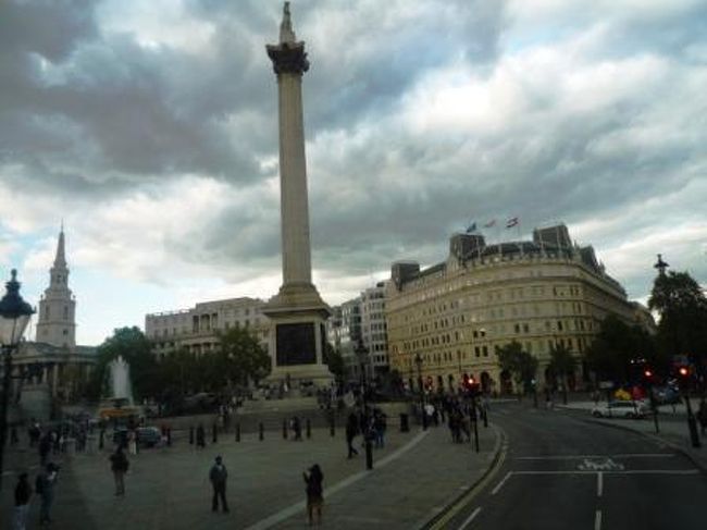 トラファルガー広場。<br /><br />おっきいライオンだな〜。<br />ホントはバス降りて観光したいけど、ぐっと我慢。