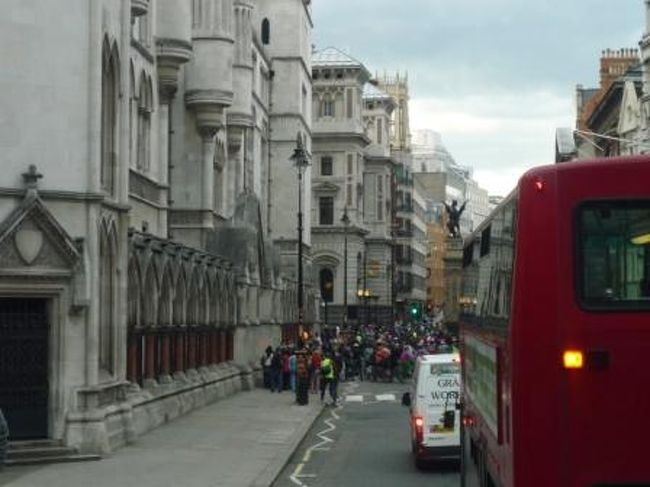 ダブルデッカー渋滞で時間押せ押せなのに、更に突然ストップ！<br />時間がないのに何で〜って思い先を見ると、チャリンコ軍団が道を占拠！！！<br />ありえない・・・<br />泣く泣くロンドン塔を諦め、ここでバスを降り地下鉄移動にスイッチ。。