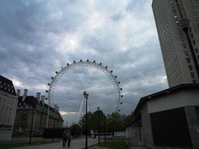いや〜、間に合って良かった。。<br />時間がない、時間がないって急いでた理由はこれ。<br /><br />『Ｔｈｅ Ｌｏｎｄｏｎ Ｅｙｅ』<br />テムズ川沿いにある２５人乗りの観覧車。ロンドン市内を一望出来る。<br /><br />この時期ＥＵＲの日の入は２１時近く。<br />ロンドンでのミッションの１つは、ここから夕陽を観ること。