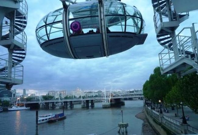 ぜーんぜん混雑なく、すんなり乗車。<br /><br />こんなカプセル型の箱に乗ります。