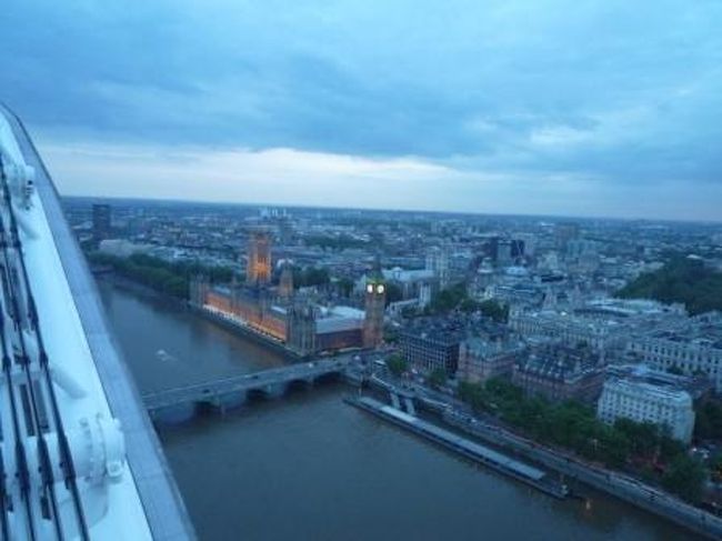 徐々に外灯が点きだして、いい雰囲気。<br /><br />夕刻のビッグベン。