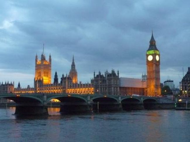 約３０分の空の旅が終了。<br />生ピーターパン空の旅だった（笑）<br />この夕暮れ時がおすすめかも！<br /><br />地上からのビッグベン。<br />ライトアップされてキレイ。