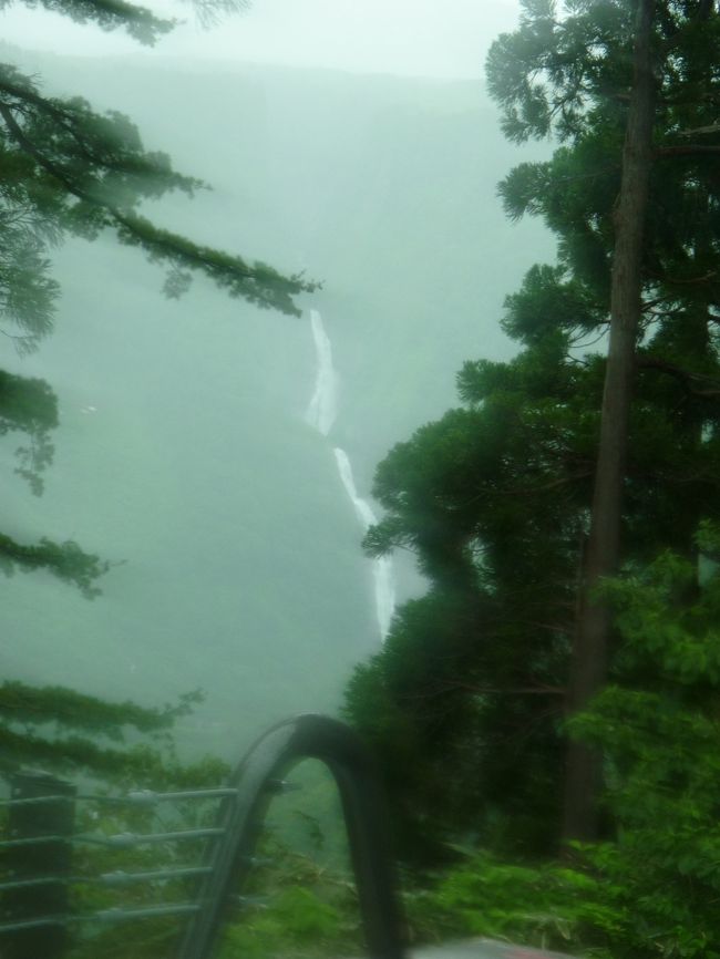 車窓から見た“称名滝”。