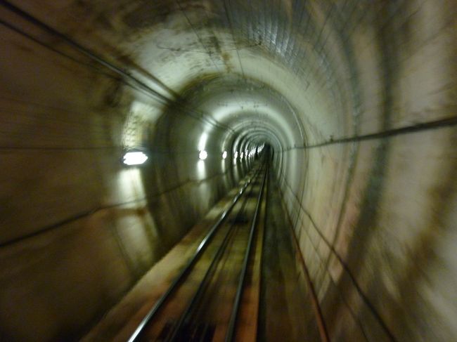 このケーブルカーの移動では、ずーっとトンネル内でした。<br />なんか、ジェットコースターみたい。