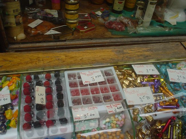 こちらはオペラ座付近のお菓子屋さん。<br />飴ちゃんがいっぱいです。