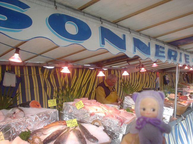 所変わって、そして日付も変わって、パリの朝市です。<br />お魚や、