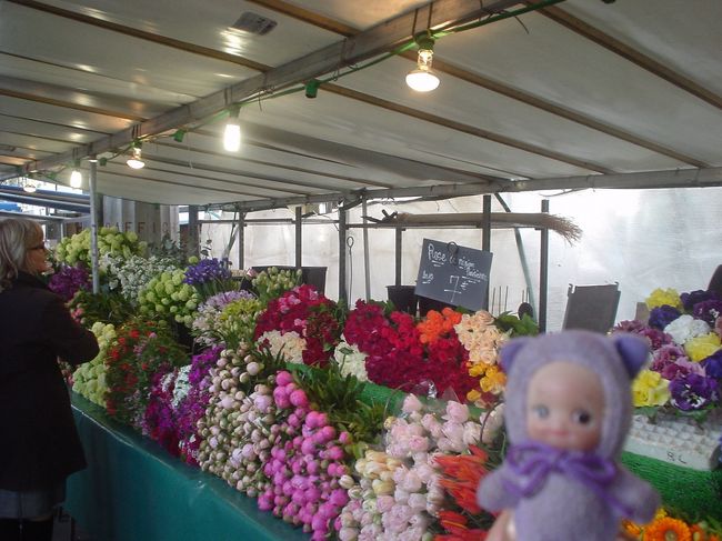 お花も並んでいます。<br />色鮮やか〜☆<br />とっても楽しいパリのお買いものです。