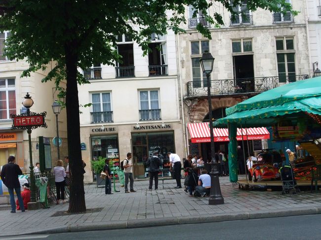 初めて土地へ地下鉄で訪れる、地下の駅から地上に出る。　<br />ぱっと目に入る光景。<br />このとき、五感を総動員、脳の知識を再整理、と脳は激しく活動。　<br />このとき得られる快感も旅行の楽しみの一つ。<br />初めてのサンポール駅では遊園地が目に飛び込んできた。<br />