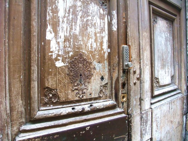 路地パヴェ通りへ入る。<br />この通りは昔のままだ。<br />こんな扉が幾つもあった。<br />