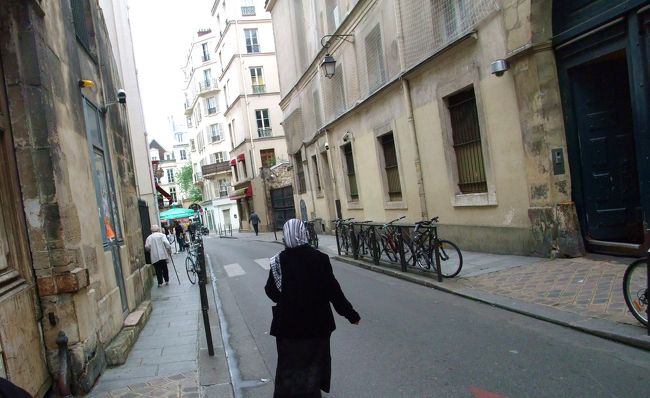 道行く人は中東の人。<br />ほら向こうに駅前遊園地が見える。<br />