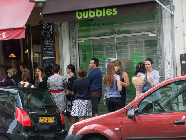 今日は日曜日。<br />朝から行列が出来ている。<br />パン屋さんでブランチか。<br />