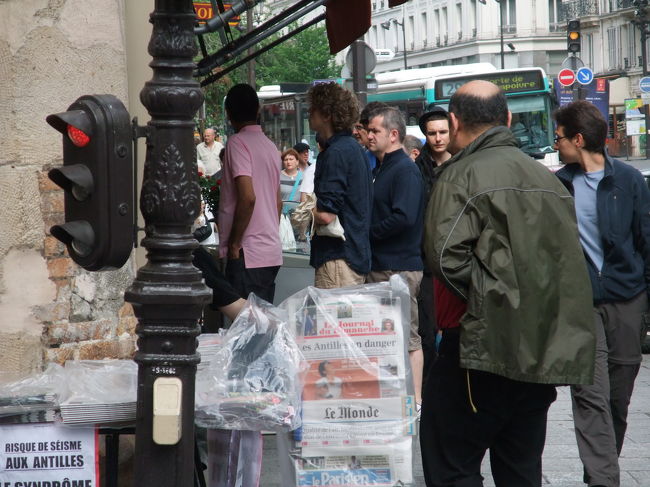 おや、また行列。<br />今朝9時ごろ雷鳴とどろき雨脚激しくすごい夕立が来た。<br />パリは朝から夕立が来る。<br />夕立が去って、人がパン屋さんへ一度にやってきたのか。<br />