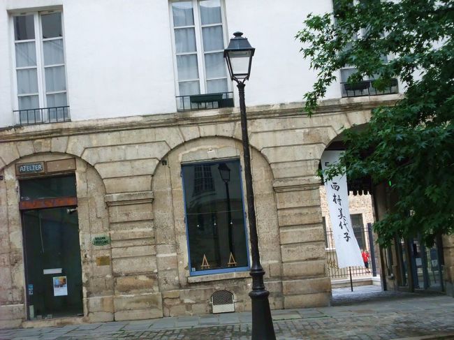 漢字の旗が立っている。　<br />西村美代子さん、どんな方なのだろう。<br />窓から覗くとろくろがあり陶器の工房かと見えた。<br />絵画もあるけれど。<br />