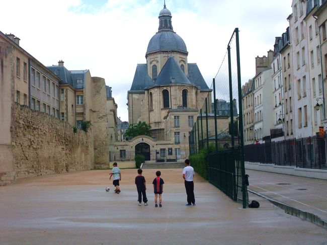 中庭を通り抜けると広場がありサンポール教会が見えた。<br />雨上がりのグランドで子供たちがボールを蹴っていた。<br />