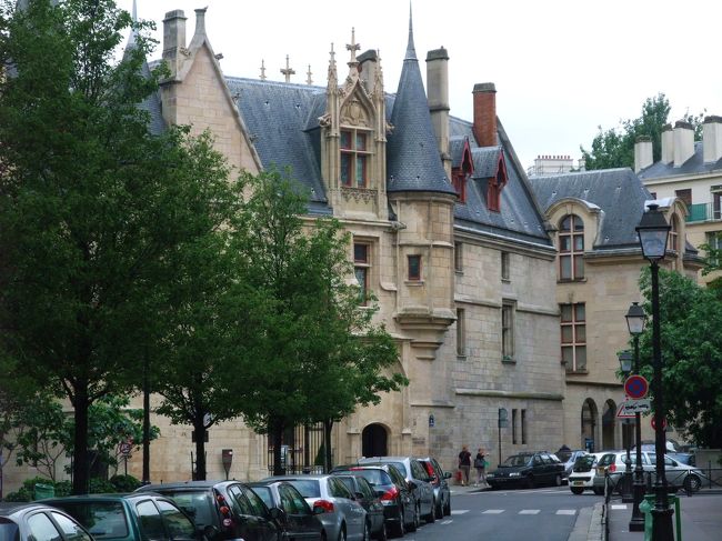 見えてきた。<br />サンス館だ。　<br />この館の歴史には、パリ司教区、旧教同盟、陰謀の巣窟、怒りの悶絶死、王妃の追放生活、<br />最初の妻、相変わらずの浮名、恋敵、ピストル射殺、路上打ち首、サンス館売却、リヨン駅馬車襲撃事件、等等、現代ならテレビ局白熱の追っかけ事件が羅列されている。<br />色々な歴史のあるこの館、現在はフォルネ図書館と呼ばれている。<br />