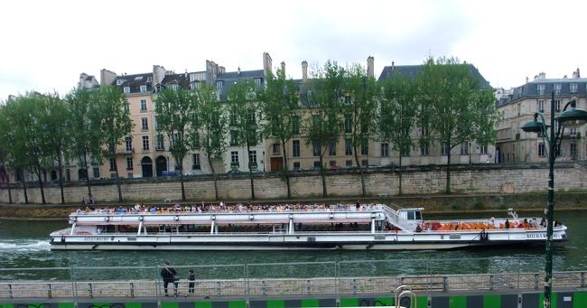セーヌ河岸に出る。<br />向こうはサンルイ島。<br />