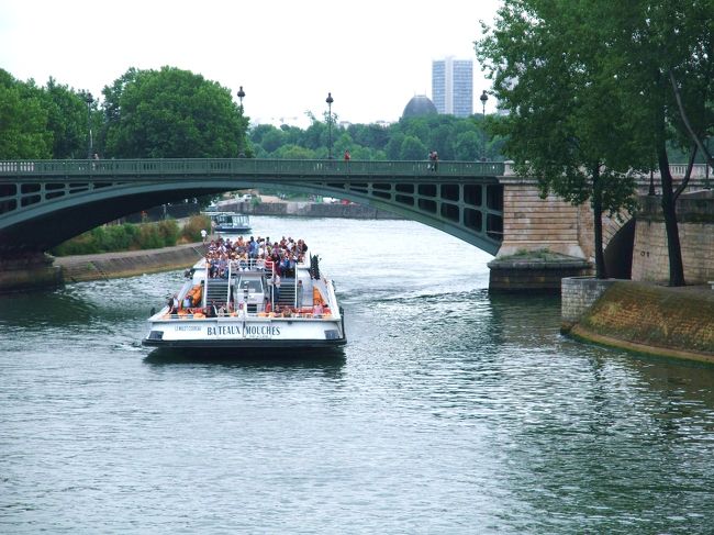 向こうに見えるマリ橋を渡ってサンルイ島へ行こう<br /><br />マリ橋などと言わずポン・マリと言った方がかっこいいか。