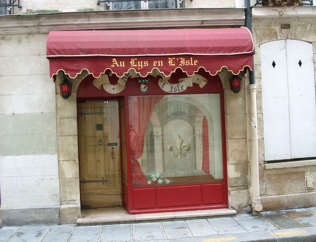 島の中央を縦断するサンルイ通り。<br />瀟洒なお店が点在する。<br />路面は傾き車の駐車は絶望的な未再開発通り。<br />それなりに趣がある。<br />