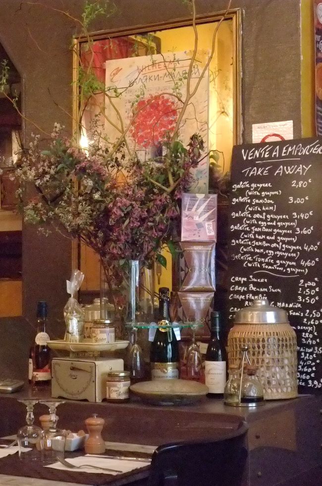 ちっぽけな食事処の中もこんな感じ。<br />誰が飾りつけているのだろう。<br />美味しさに喜び、聞くのを忘れた。<br />