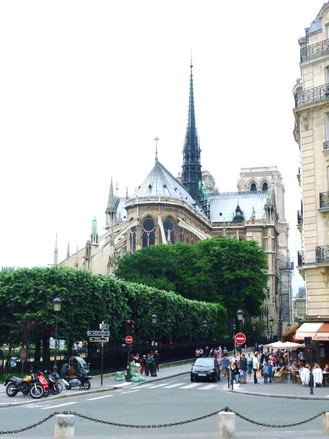 サンルイ島を通り抜けると橋の向こうはシテ島。<br />二つの島に架かる橋の名はサンルイ橋。<br />いや、ポンサンルイ。