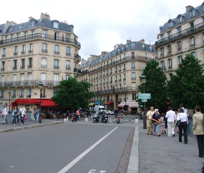 後ろを振り返ればサンルイ島。<br />セーヌ河岸に面する建物はパリの雰囲気濃厚。<br />世界遺産を支えるパーツの一つ。