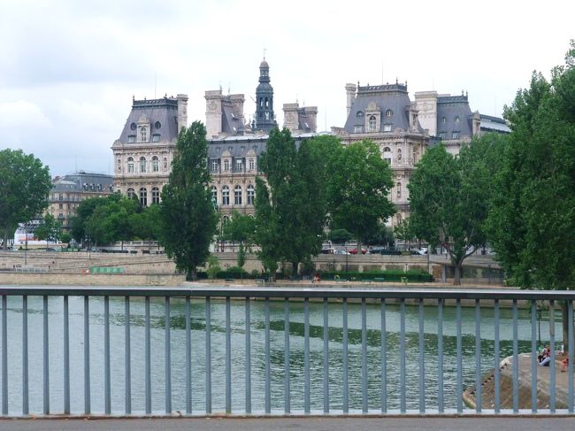 右方を見ればパリ市庁舎が見える。<br />セーヌ河越に見るのもいい風景。<br />パリ市庁舎の館にも歴史上の話題には事欠かない。<br />直近の話題は日本大好きシュラク大統領の影の部分。<br />