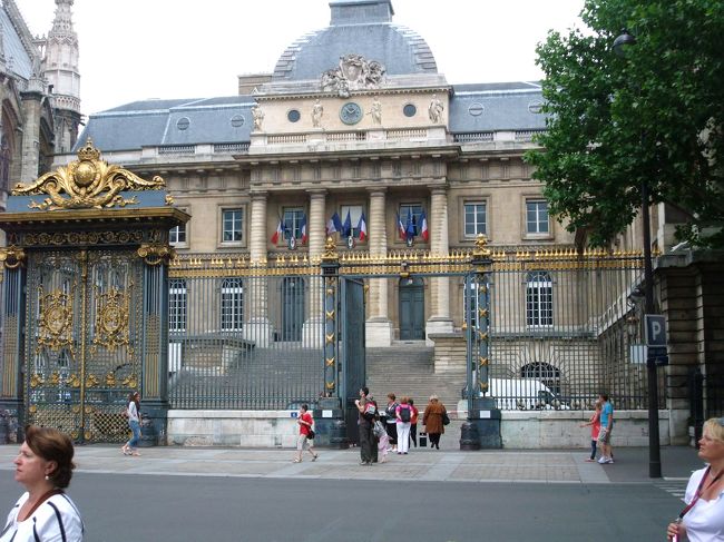 裁判所を通り、