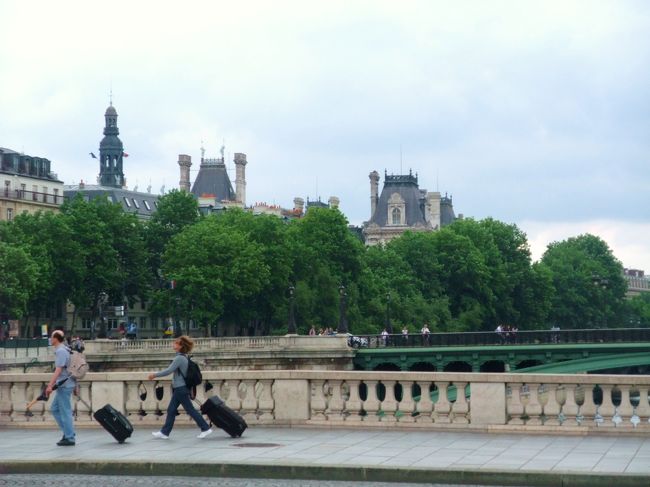 ジャンジュ橋を渡ってシテ島を後にした。<br />ここから見る市庁舎も立派。<br />隣のグリーンの橋はノートルダム橋。<br />