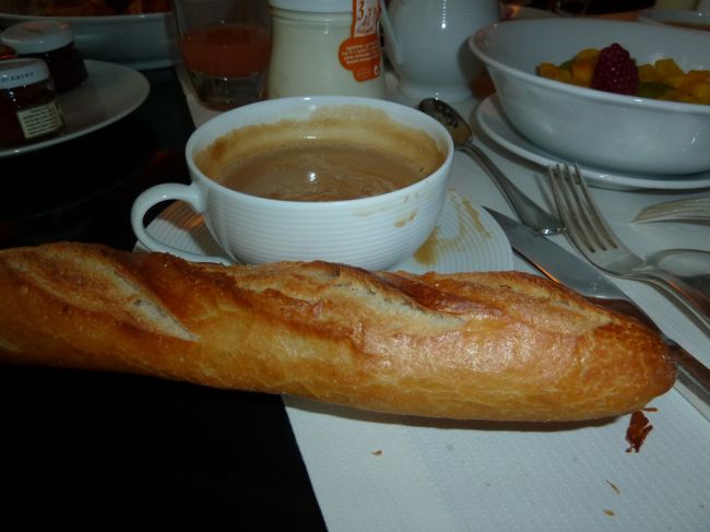 パリパリのバゲットともちろん飲み物はカフェオレ