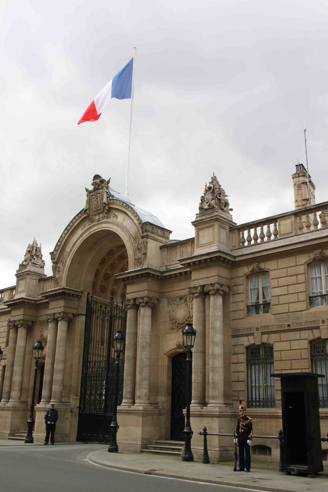 ホテルを出て、シャンゼリゼ通りをコンコルド広場に向かって歩いて行きます。<br />お店がなくなり　緑の多い公園が見えたら左に曲がります。<br />プラプラ歩いて行くとサントノーレ通りです。<br />先ずは、フランス国旗がはためくエリゼ宮。<br />フランス大統領官邸です。<br />写真を撮ってたら急に警備員に怒られました。<br /><br />どこにもノンフォトって書ないやん　(｀ε´q）