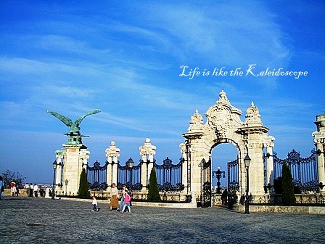 ブダペスト王宮の門。<br /><br />空が綺麗すぎて眩しかった〜<br />それにしても美しい宮殿！<br />久しぶりに贅沢な気持ちになりました。<br />…気持ちだけね*ﾃﾍﾍ