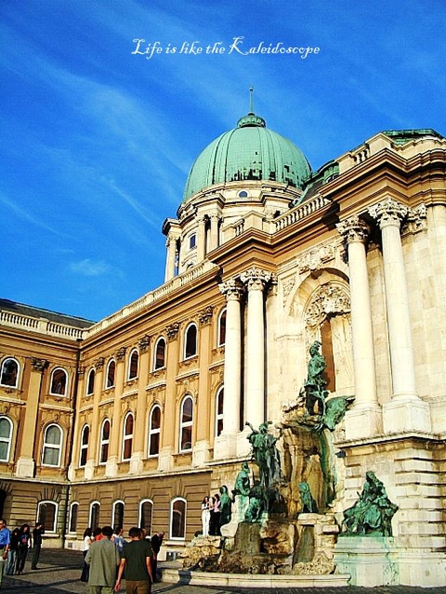 美しい宮殿。<br /><br />あーーこんな家に住みたいなー。<br />2日でもいいから住みたいなー。<br /><br />貴族と結婚すればこんな素敵な宮殿に住めるのかや？ｗｗ<br /><br /><br />妄想しかすることない暇人主婦ですね、私（笑）