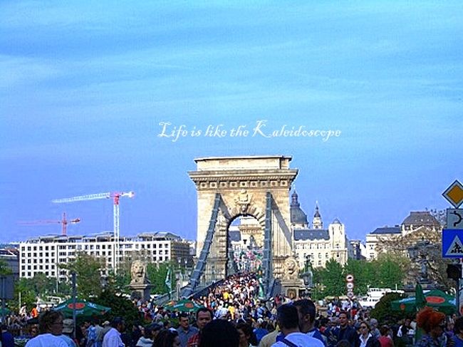 セーチェーニのくさり橋。<br /><br />ちょうどカーニバルやってました！<br />すんごい人で撮影不可能…<br />ビデオ撮ってみたものの、人しか写っていないという失態。<br /><br />ここで素敵な絵を買いました*