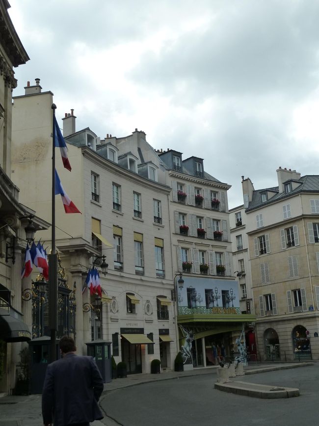 パリの町並みが好きです<br />ここから先のサントノーレ通りに高級ブランドが並んでいる　お店があります。