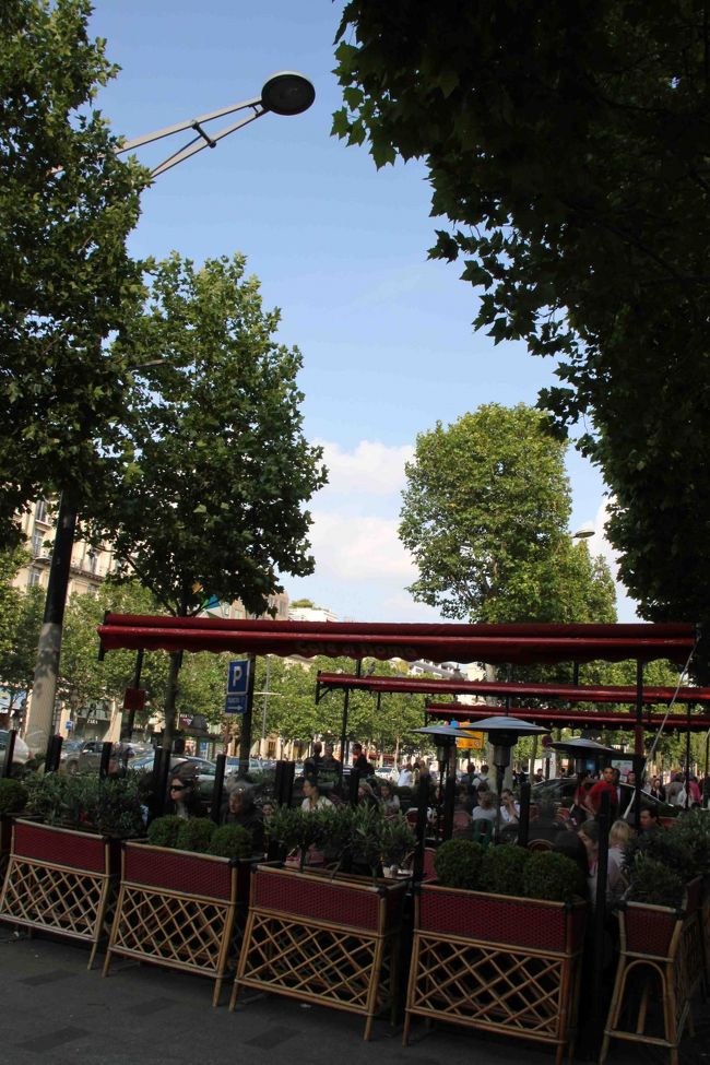 シャンゼリゼ通りのカフェは　いつも人でいっぱいです。