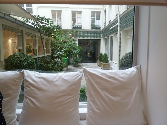 奥まったショップの窓から差し込む６月の日差しはやわらかく・・