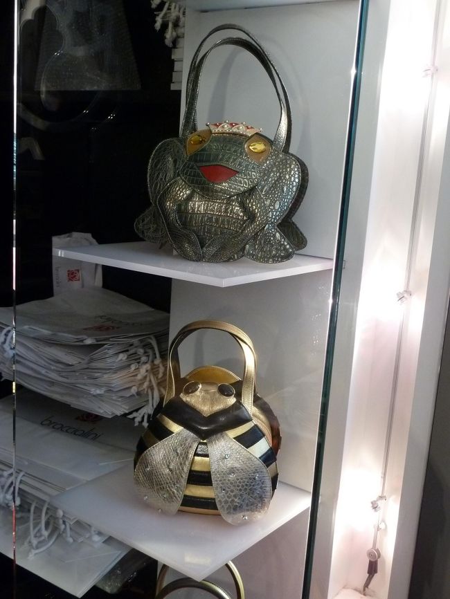 かわいい　バッグのお店を見つけました。<br /><br />braccialiniというイタリアのブランドです。<br /><br />大阪に直営店がありません！<br /><br />カエルの王様とミツバチマーヤの形　（´- `☆)。o０<br /><br />でも、非日常かも・・・