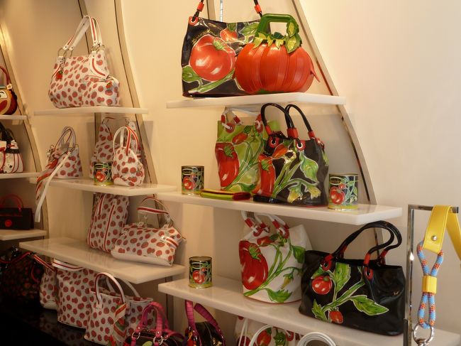 トマトシリーズ<br /><br />手前上のトマト型バッグがと〜〜〜っても欲しかった・・・<br /><br />現実的に　奥にあるトートバッグをご購入〜.:♪*: