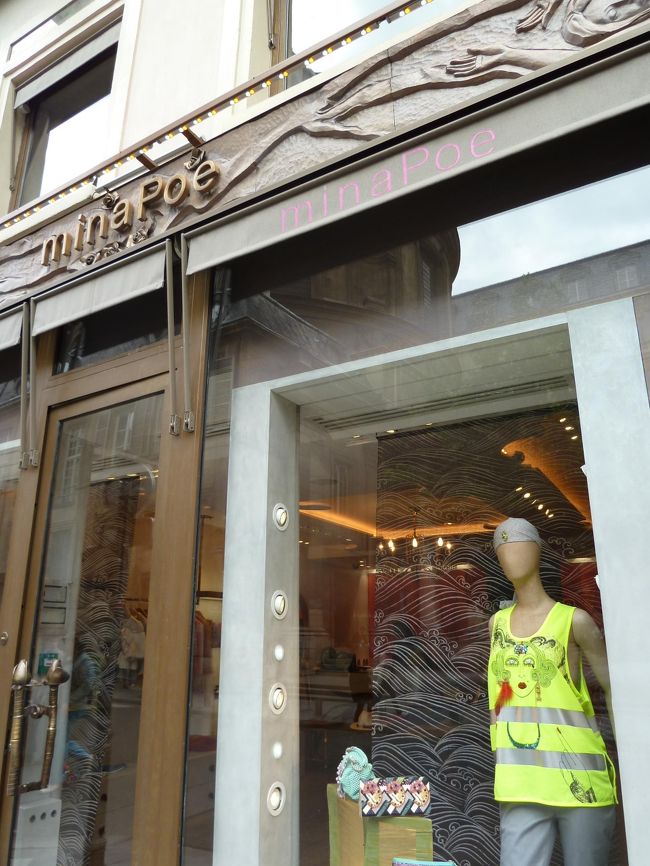 ビーズやボタン、レースなどを使ったお洋服屋さん。<br /><br />めちゃめちゃ　大阪のおばさん好みのお店です。<br /><br />ヒョウ柄もいっぱいありました。ヽ(〃^・^〃)ノ 