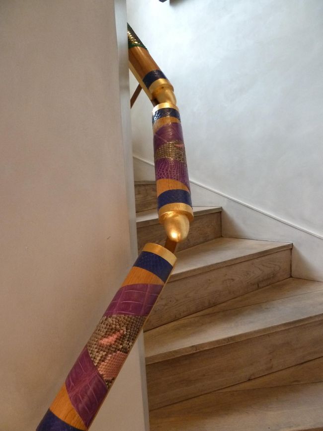 蛇の皮が巻いてある階段の手すり<br /><br />ちょっと　やりすぎかもね　ヾ(´ω｀)ﾉ