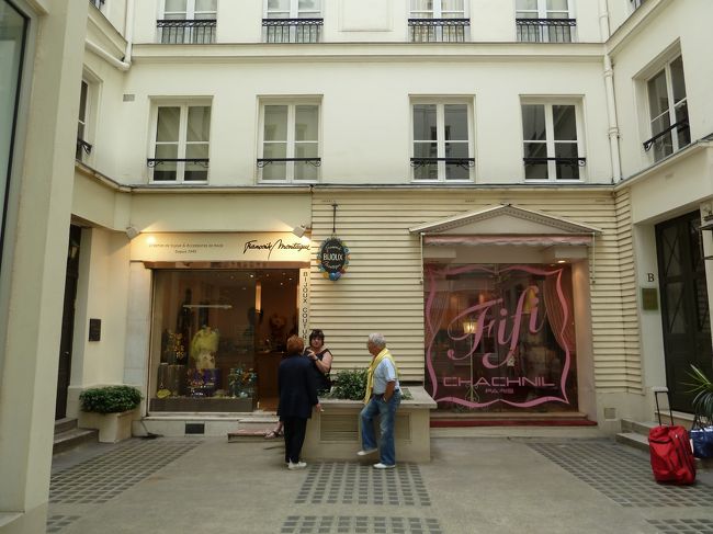 奥まったところにも　おしゃれなお店があったりします。<br /><br />路地フェチの私は必ずのぞきます。<br /><br />右はランジェリーのお店。<br />左はアクセサリーや小物類のお店。