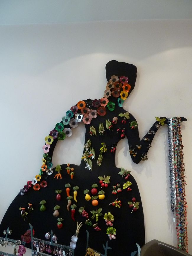 左のお店に入ってみます。<br /><br />すてきなディスプレイ