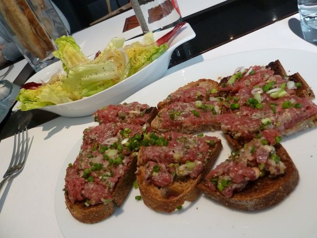 牛肉のタルタル<br />何も言わなかったのに　３人でわけれるように６切れ来ました。