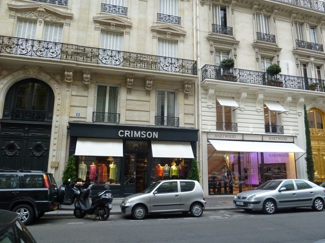 この日のパリは６月なのにとっても寒くて　防寒具を用意してこなかった私たちは　カシミヤ専門店を見つけて　ポンチョやマフラーを買い、夜に備えました。<br />ここのお店は向かいの両替所で免税の手続きが出来ると聞き、さっそく行ってみました。<br />書類を見せたら　私のクレジットカード番号を書かされました？？？<br />そして　免税金額をキャッシュで返してくれました。<br />ただ　書類は　空港の税関でスタンプをもらって投函しないと　帰ってきた金額が私のクレジットカードから引き落とされる仕組みという事を後からわかった次第です。<br />ほかに　免税のものがある場合は　わざわざここで時間を取らず、空港でまとめて免税をした方がいいかもね