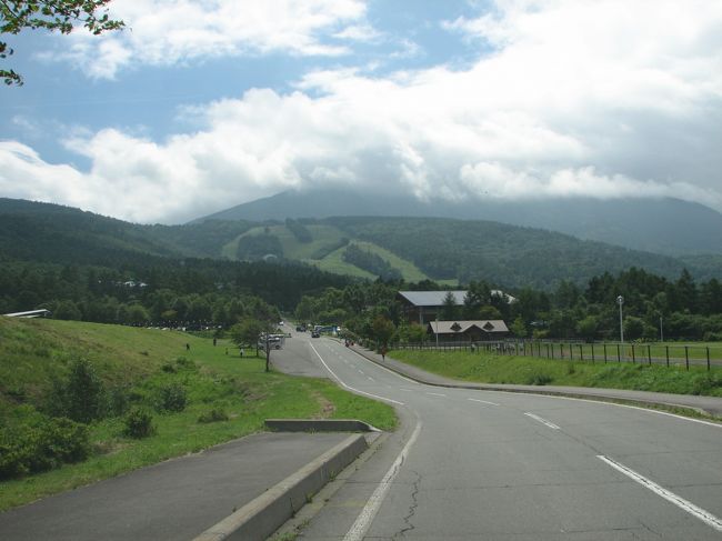 蓼科ふれあい牧場に向かいます。蓼科山は雲がかかっています。