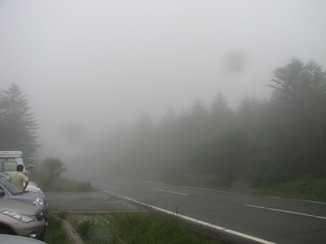 霧雨と霧で視界が見えない。真夏というのに気温16度の世界です。