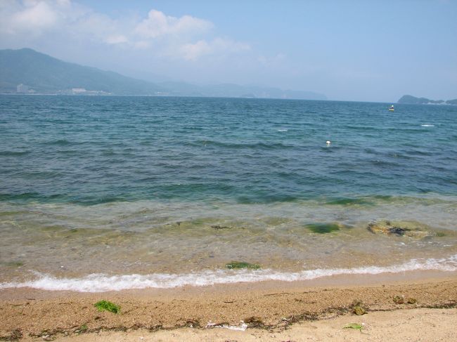 そうかの前の海です。<br />ここでは、ヤドカリを見つけてつついてました。<br />それに、くらげも泳いでいたみたいです。<br />食事より海が気になる子供たちです。